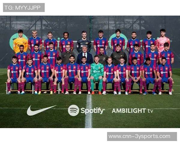 拜仁慕尼黑25-26赛季全家福展现新援风采与德超杯沙拉盘荣耀 拜仁慕尼黑25-26赛季全家福展现新援风采与德超杯沙拉盘荣耀