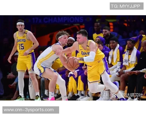 湖人训练场景曝光斯玛特紧逼八村里夫斯全力防守展现球队默契